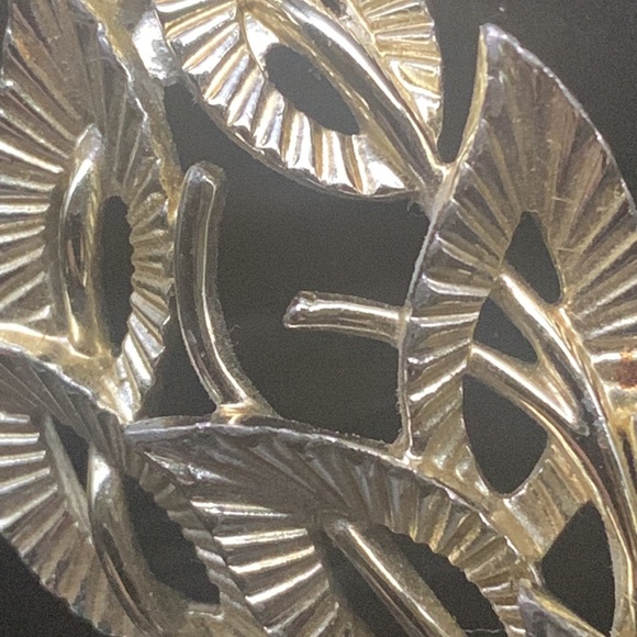 Vintage Coro Gold Tone Leaf Pattern Brooch - Picture 3 of 4